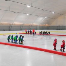 Razdeliteli polya ledovoj ploshadki (bortik, mat dempfernyj)